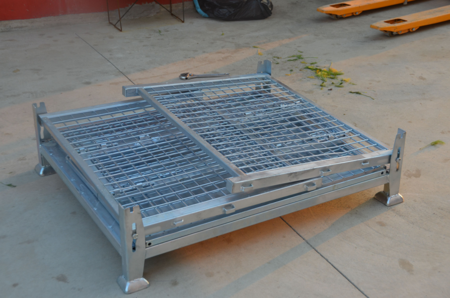 Collapsible stillage pallet cage being assembled