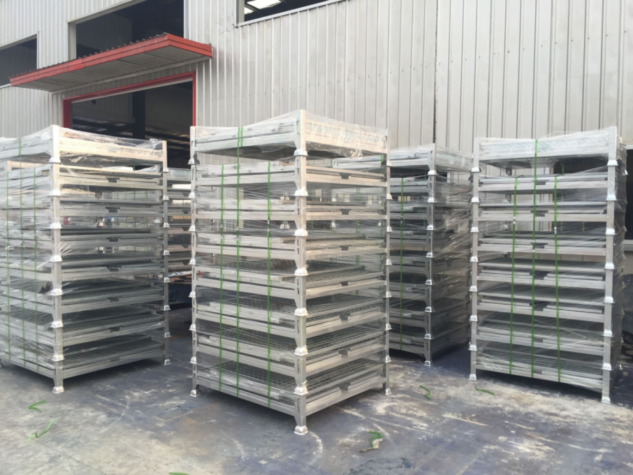 A collapsible metal wire mesh stillage