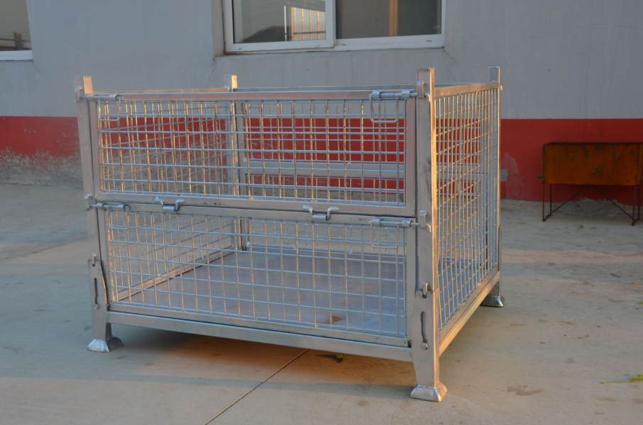Collapsible cage pallet stillage in a warehouse